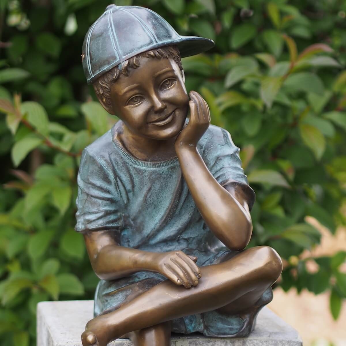 Sitzender Junge mit Hand am Kinn Bronzefigur H36 cm AN1324